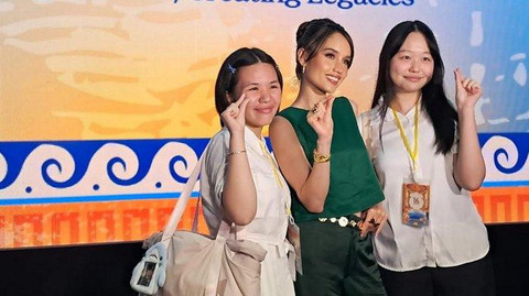 Cinta Laura saat talkshow di Universitas Ciputra (UC) Surabaya. Foto: Istimewa 