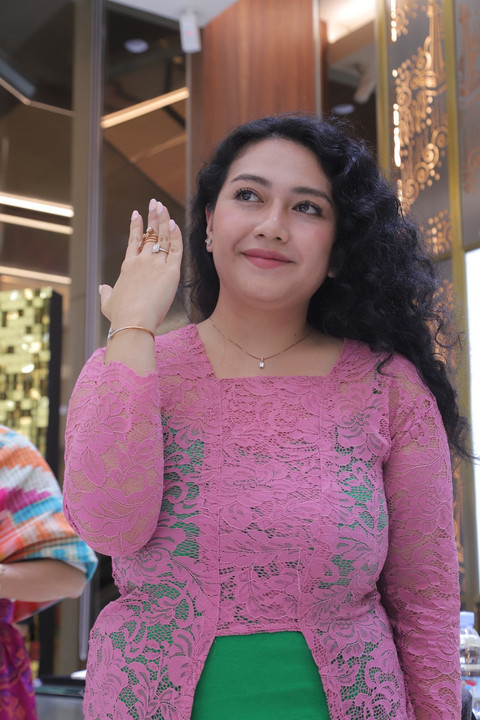 Tampilan anggun peserta dengan mengenakan perhiasan The Palace. Foto: Iqbal Firdaus/kumparan