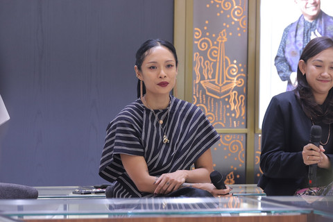 Ajeng Svastiari berikan tips mix and match perhiasan saat mengenakan kebaya. Foto: Iqbal Firdaus/kumparan