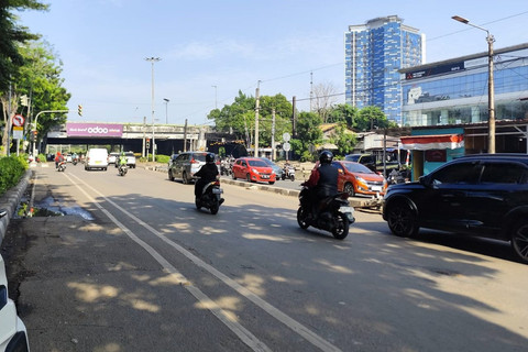Kondisi usai demo di Pejompongan Raya, Jakarta, Selasa (26/8/2025). Foto: Rachmadi Rasyad/kumparan