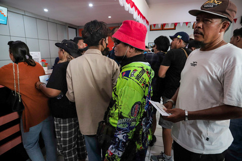 Sejumlah warga mengantre mengirimkan surat berisi desakan kepada Komisi Pemberantasan Korupsi (KPK) terkait dugaan korupsi Bupati Pati Sudewo di Kantor Pos Pati, Kabupaten Pati, Jawa Tengah Senin (25/8/2025). Foto: Iqbal Firdaus/kumparan