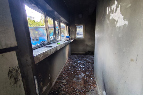Kondisi pos Polisi yang dibakar massa demo di Slipi, Jakarta Barat, Selasa (26/8/2025). Foto: Rachmadi Rasyad/kumparan