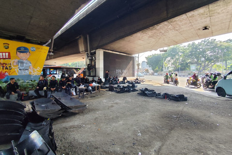 Anggota Polisi berjasa di Kawasan Slipi, Jakarta Barat, Selasa (26/8/2025). Foto: Rachmadi Rasyad/kumparan