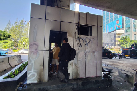 Kondisi pos Polisi yang dibakar massa demo di Slipi, Jakarta Barat, Selasa (26/8/2025). Foto: Rachmadi Rasyad/kumparan