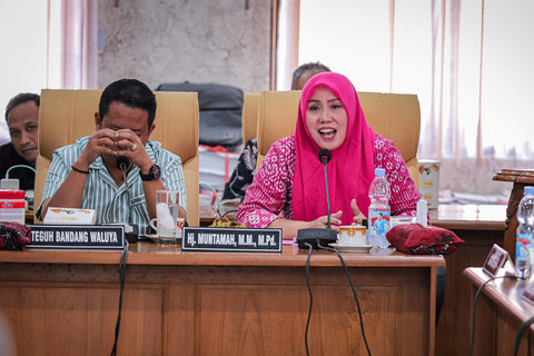 Pimpinan Rapat Pansus Pemakzulan Bupati Pati, Muntamah (kanan) di Ruang Rapat DPRD Kabupaten Pati, Jawa Tengah, Kamis (21/8/2025). Foto: Iqbal Firdaus/kumparan