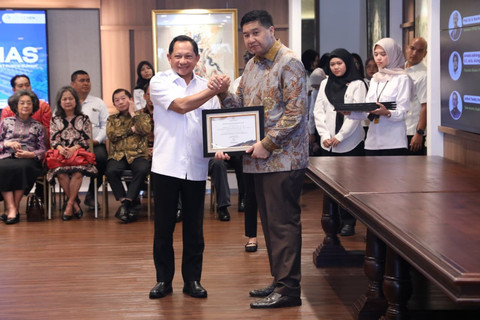 Mendagri Muhammad Tito Karnavian menerima penghargaan pada peringatan Hari Perumahan Nasional (Hapernas) Tahun 2025 di Ruang Menteri Perumahan dan Kawasan Permukiman (PKP), Wisma Mandiri, Jakarta, Senin (25/8/2025). Foto: Kemendagri RI