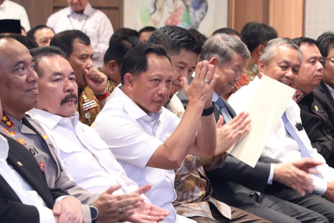 Mendagri Muhammad Tito Karnavian menerima penghargaan pada peringatan Hari Perumahan Nasional (Hapernas) Tahun 2025 di Ruang Menteri Perumahan dan Kawasan Permukiman (PKP), Wisma Mandiri, Jakarta, Senin (25/8/2025). Foto: Kemendagri RI
