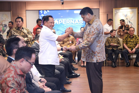 Mendagri Muhammad Tito Karnavian menerima penghargaan pada peringatan Hari Perumahan Nasional (Hapernas) Tahun 2025 di Ruang Menteri Perumahan dan Kawasan Permukiman (PKP), Wisma Mandiri, Jakarta, Senin (25/8/2025). Foto: Kemendagri RI