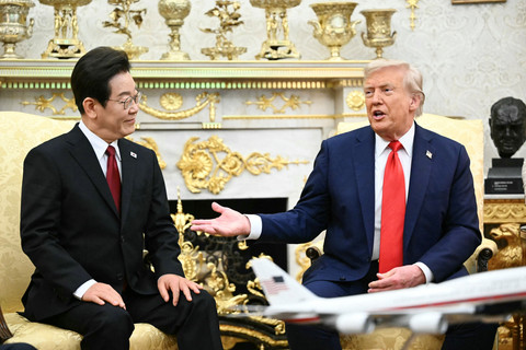 Presiden AS Donald Trump dan Presiden Korea Selatan Lee Jae Myung menghadiri pertemuan bilateral di Ruang Oval Gedung Putih di Washington, DC, Amerika Serikat, Senin (25/8/2025). Foto: Mandel Ngan / AFP