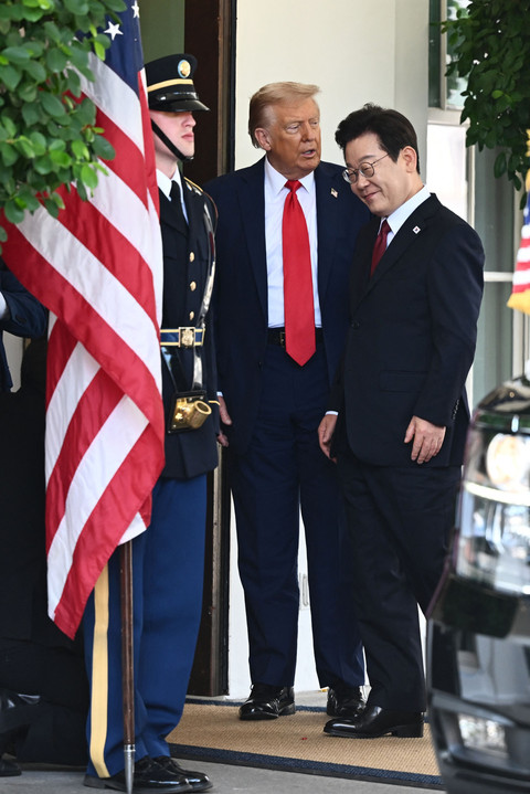Presiden AS Donald Trump dan Presiden Korea Selatan Lee Jae Myung menghadiri pertemuan bilateral di Ruang Oval Gedung Putih di Washington, DC, Amerika Serikat, Senin (25/8/2025). Foto: Mandel Ngan / AFP