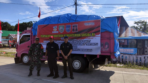 Kemensos menyalurkan stok logistik bencana ke Pulau Enggano, Bengkulu. Foto: Dok. Kemensos