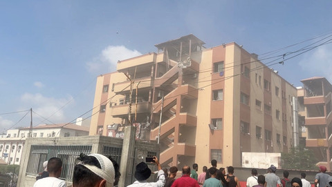 Warga melihat kondisi serangan Israel yang menghantam Rumah Sakit Nasser di Khan Younis, Jalur Gaza selatan, Senin (25/8/2025). Foto: Hatem Khaled/REUTERS