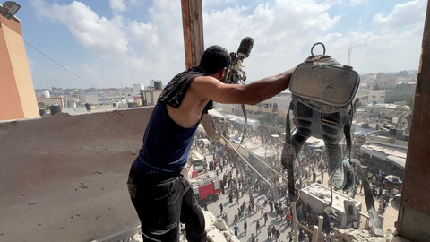 Warga menunjukkan peralatan yang digunakan wartawan setelah tewas usai serangan Israel menghantam Rumah Sakit Nasser di Khan Younis, Jalur Gaza selatan, Senin (25/8/2025). Foto: Hatem Khaled/REUTERS