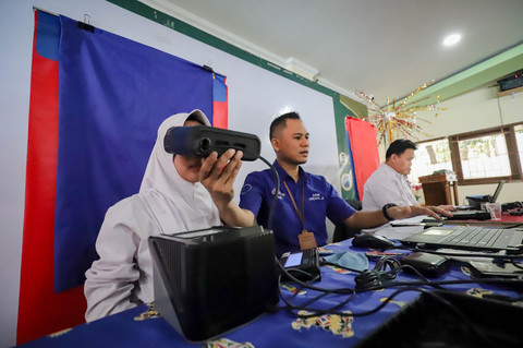 Petugas melayani seorang pelajar yang melakukan perekaman mata saat pembuatan KTP-el di SMAN 8 Jakarta, Tebet, Jakarta, Selasa (26/8/2025). Foto: Jamal Ramadhan/kumparan