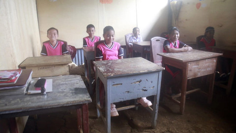 Ruangan kelas Sekolah Jarak Jauh di Desa Wawonian, Kecamatan Likupang Barat, Kabupaten Minahasa Utara, Sulawesi Utara, yang dibangun swadaya oleh masyarakat agar supaya anak-anak tetap bisa menempuh pendidikan dasar. Merki beralaskan lantai tanah, anak-anak tetap ceria dan semangat menempuh pendidikan. (foto: febry kodongan)