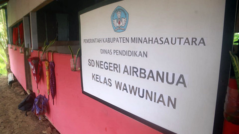 Papan nama sekolah SD Negeri Airbanua Kelas Wawunian, di Desa Wawonian, Kecamatan Barat, Kabupaten Utara (Minut), (Sulut).