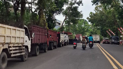 Antrean kendaraan truk di salah satu SPBU di Kota Manado untuk mengisi bahan bakar jenis Solar. Antrean ini disebut pengguna jalan sudah mengganggu kenyamanan, selain sudah memakan badan jalan, antrean juga sangat panjang.