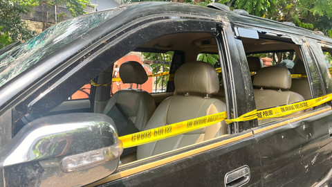 Kondisi mobil Lurah Manggarai Selatan Muhamad Sidik yang hancur usai diamuk massa demo DPR diberi garis polisi, Selasa (26/8/2025). Foto: Nasywa Athifah/kumparan