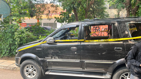 Kondisi mobil Lurah Manggarai Selatan Muhamad Sidik yang hancur usai diamuk massa demo DPR diberi garis polisi, Selasa (26/8/2025). Foto: Nasywa Athifah/kumparan