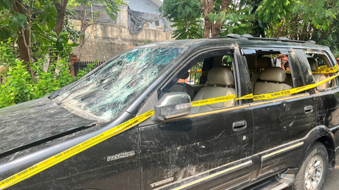 Kondisi mobil Lurah Manggarai Selatan Muhamad Sidik yang hancur usai diamuk massa demo DPR diberi garis polisi, Selasa (26/8/2025). Foto: Nasywa Athifah/kumparan