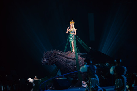 Penampilan spektakuler Yura Yunita dengan gaun hijau dengan selendang yang panjang. Foto: Dok. Pagelaran Sabang Merauke