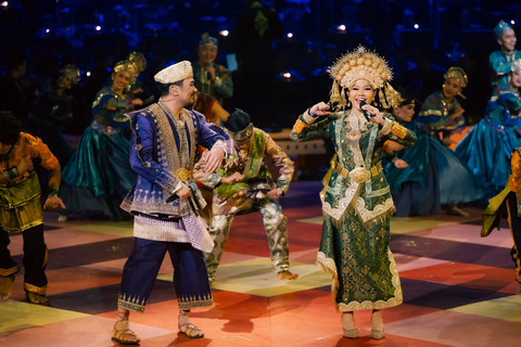 Gaya Yura Yunita dengan balutan busana adat Riau. Foto: Dok. Pagelaran Sabang Merauke