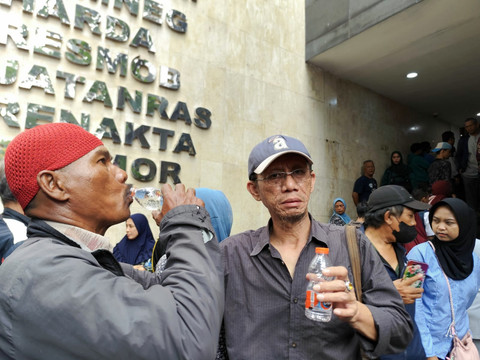 Para orangtua bekumpul di Polda Metro Jaya karena anaknya tertangkap saat ikut demo, Selasa (26/8/2025). Foto: Rachmadi Rasyad/kumparan