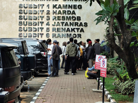 Para orangtua bekumpul di Polda Metro Jaya karena anaknya tertangkap saat ikut demo, Selasa (26/8/2025). Foto: Rachmadi Rasyad/kumparan