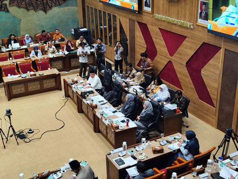 Suasana Rapat Kerja Komisi X DPR bersama Kementerian Pendidikan Dasar dan Menengah (Kemendikdasmen) di Kompleks Parlemen Senayan, Jakarta, Selasa (26/8/2025). Foto: Luthfi Humam/kumparan