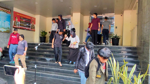 Remaja yang ikut demo saat dikembalikan ke orangtuanya dan keluar dari Gedung Ditreskrimum, Jakarta, Selasa (26/8/2025). Foto: Rachmadi Rasyad/kumparan