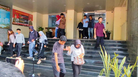 Remaja yang ikut demo saat dikembalikan ke orangtuanya dan keluar dari Gedung Ditreskrimum, Jakarta, Selasa (26/8/2025). Foto: Rachmadi Rasyad/kumparan