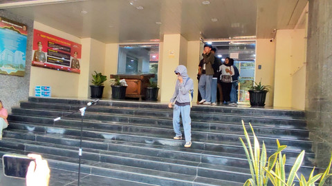 Remaja yang ikut demo saat dikembalikan ke orangtuanya dan keluar dari Gedung Ditreskrimum, Jakarta Selasa (26/8/2025). Foto: Rachmadi Rasyad/kumparan