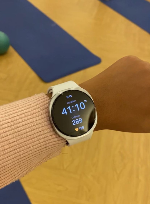 Menggunakan Galaxy Watch8 Series untuk olahraga pilates. Foto: kumparan/Naela Marcelina