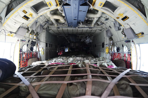 Satgas Garuda Merah Putih II diperkuat dengan pesawat angkut berat Hercules A-1343 mendukung penyaluran bantuan kemanusiaan ke Gaza dari Halim Perdanakusuma, Selasa (26/08/2025). Foto: Dok. Puspen TNI