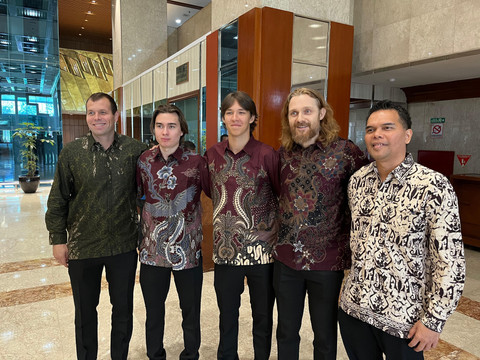 Atlet naturalisasi hoki es Artem Bezrukov, Adel Khabibullin, Savelii Molchanov, Evgenii Nurislamov bersama Ketum Federasi Hoki Es Indonesia Ronald Situmeang di gedung DPR/MPR RI pada 26 Agustus 2025. Foto: Azrumi Ghazali/kumparan