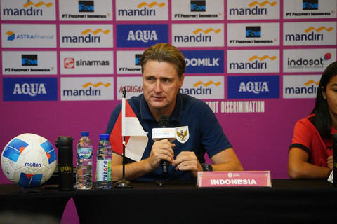 Pelatih Timnas Wanita Indonesia U-16, Timo Scheunemann, dalam sesi konferensi pers jelang pertandingan semifinal AFF U-16 di Solo, Selasa (26/8/2025). Foto: Dok. PSSI