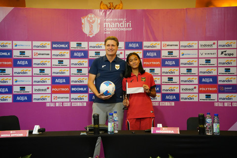 Timo Scheunemann dan Jaznlyn Kayla dalam sesi konferensi pers jelang pertandingan semifinal AFF U-16 di Solo, Selasa (26/8/2025). Foto: Dok. PSSI