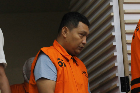 Tersangka kasus dugaan pemerasan terkait pengurusan sertifikat keselamatan dan kesehatan kerja (K3) Kemnaker Irvian Bobby Mahendro dihadirkan saat konferensi pers di Gedung Merah Putih KPK, Jakarta, Jumat (22/8/2025). Foto: KPK