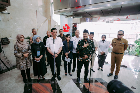 Ketua Dewan Ekonomi Nasional (DEN) sekaligus Ketua Komite Reformasi Digital Luhut Binsar Pandjaitan dan Mensos Saifullah Yusuf usai Rapat Pleno Perdana Komite Percepatan Transformasi Digital Pemerintah di Kantor DEN Jakarta, Selasa (26/8/2025). Foto: Kemensos RI