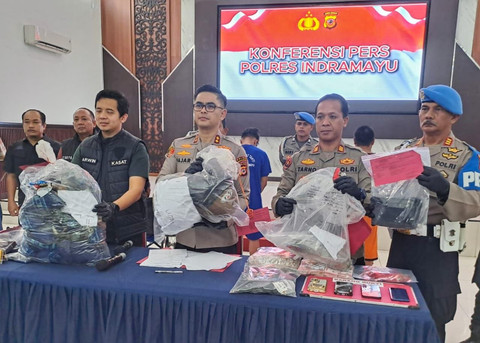 Kapolres Indramayu, AKBP Mochamad Fajar Gemilang saat menunjukan barang bukti kasus pembunuhan mahasiswi di kamar kostnya. (26/8/2025). Foto: kumparan