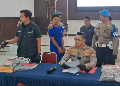 Kapolres Indramayu, AKBP Mochamad Fajar Gemilang saat menunjukan barang bukti kasus pembunuhan mahasiswi di kamar kostnya. (26/8/2025). Foto: kumparan