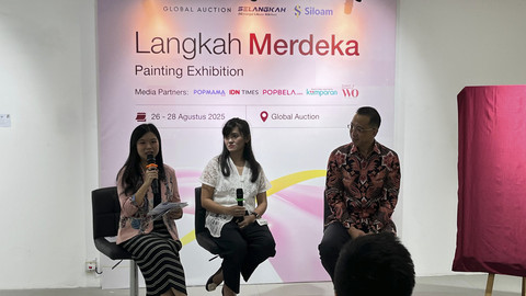 Presiden Direktur Siloam David Utama dan Pelukis Amelia Budiman membuka Pameran 'Langkah Merdeka' di Global Auction, Tanah Abang, Jakarta Pusat, Selasa (26/8/2025). Foto: Nasywa Athifah/kumparan