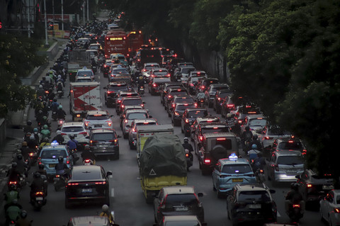 Kepadatan lalu lintas terjadi di Jalan TB Simatupang tepat setelah persimpangan sebelum Stasiun MRT Fatmawati, Jakarta Selatan, Selasa (26/8/2025). Foto: Jamal Ramadhan/kumparan