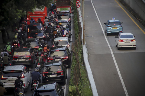 Kepadatan lalu lintas terjadi di Jalan TB Simatupang tepat setelah persimpangan sebelum Stasiun MRT Fatmawati, Jakarta Selatan, Selasa (26/8/2025). Foto: Jamal Ramadhan/kumparan