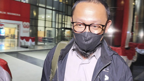 Eks stafsus Menag Yaqut Cholil Qoumas, Ishfah Abidal Aziz alias Gus Alex, usai diperiksa di Gedung Merah Putih KPK, Jakarta, Selasa (26/8/2025). Foto: Jonathan Devin/kumparan