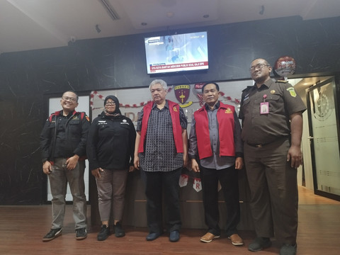 Kejati Jatim menetapkan tersangka JT (kiri) dan Hudiyono (kanan) atas kasus dugaan korupsi pengelolaan belanja hibah, barang/jasa dan belanja modal SMK di Dinas Pendidikan Provinsi Jawa Timur tahun anggaran 2017, Selasa (26/8/2025). Foto: Dok. Kejati Jatim