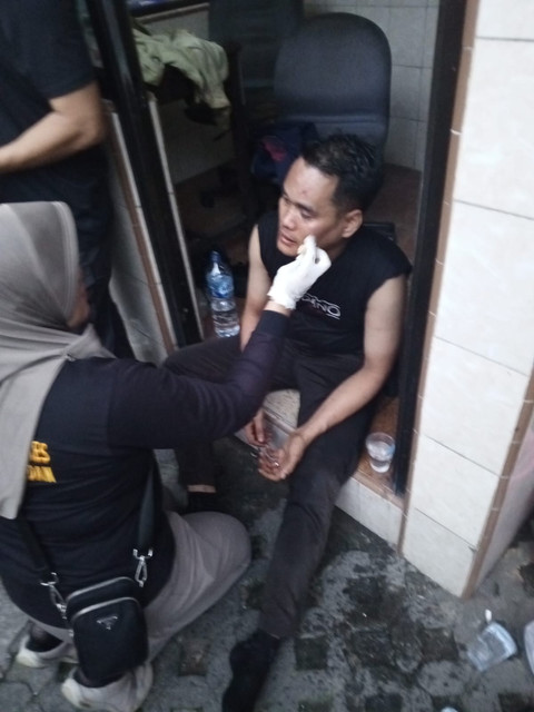 Personel polisi terluka saat mengamankan aksi demo yang ricuh di DPRD Sumut, Medan, Selasa (26/8).  Foto: Dok. Humas Polda Sumut