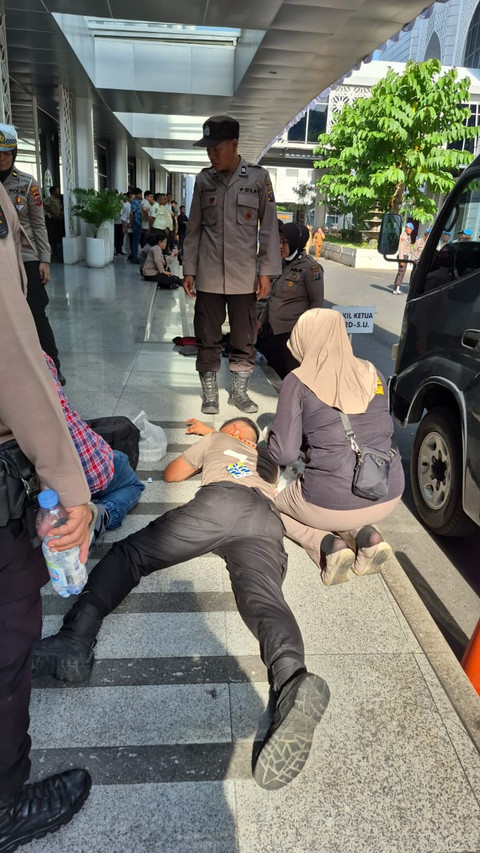 Personel polisi terluka saat mengamankan aksi demo yang ricuh di DPRD Sumut, Medan, Selasa (26/8).  Foto: Dok. Humas Polda Sumut