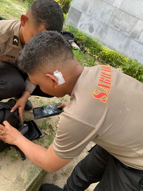 Personel polisi terluka saat mengamankan aksi demo yang ricuh di DPRD Sumut, Medan, Selasa (26/8).  Foto: Dok. Humas Polda Sumut