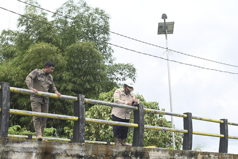 Tim Disaster Risk Reduction Center (DRRC) atau Pusat Pengurangan Risiko Bencana (PRRB) Universitas Indonesia (UI) terjun ke lapangan untuk memeriksa kondisi tumpahan minyak dari pipa milik PT Vale Indonesia Tbk di Desa Asuli, Kecamatan Towuti. Foto: Istimewa